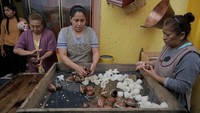 Gula yang sudah mengeras, dikeluarkan dari cetakan.