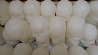 Penampakan tengkorak gula yang sudah jadi. Tengkorak gula terbuat dari alfenique, permen yang berasal dari Spanyol.