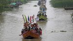 Warga Indramayu Gelar Pesta Laut di Sungai Cimanuk