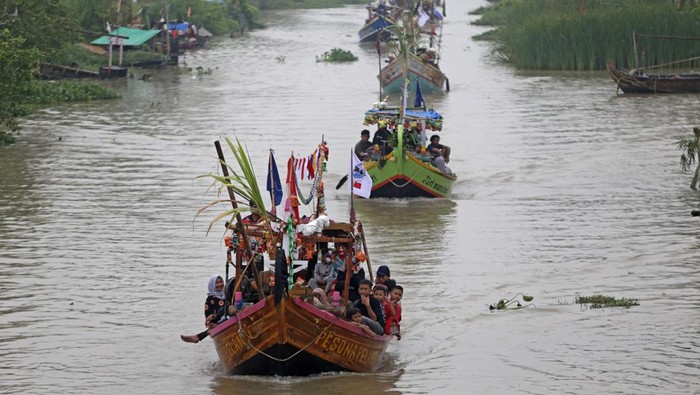 Warga Indramayu Gelar Pesta Laut di Sungai Cimanuk Tradisi Nadran atau Pesta laut ini digelar oleh nelayan udang.