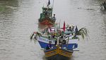 Warga Indramayu Gelar Pesta Laut di Sungai Cimanuk