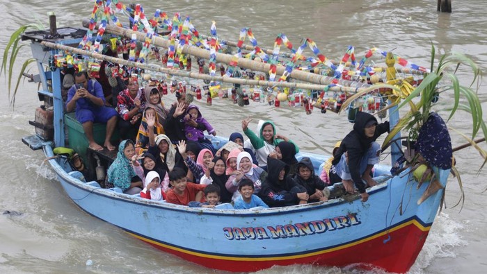 Warga Indramayu Gelar Pesta Laut di Sungai Cimanuk Warga menaiki perahu hias saat mengikuti Tradisi Nadran (pesta laut) di Sungai Cimanuk, Indramayu, Jawa Barat, Rabu (19/10/2022).