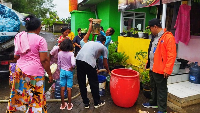 Warga Terdampak Banjir di 3 Kelurahan Banyuwangi Disuplai Air Bersih