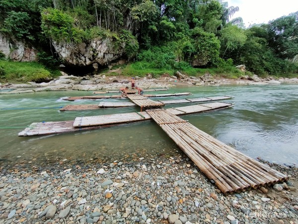 Rakit bambu di pagat batu benawa