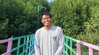 Ropin mengatakan bahwa dia mulai menanam mangrove semenjak tahun 2013. Hatinya tergerak karena kondisi abrasi yang parah di lingkungannya juga karena dia ingin menyelamatkan tambaknya dari deburan ombak dan angin laut.