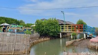 Nama tempat wisata yang ada di Lontar, Kabupaten Serang ini adalah Taman Wisata Mangrove Jembatan Pelangi.
