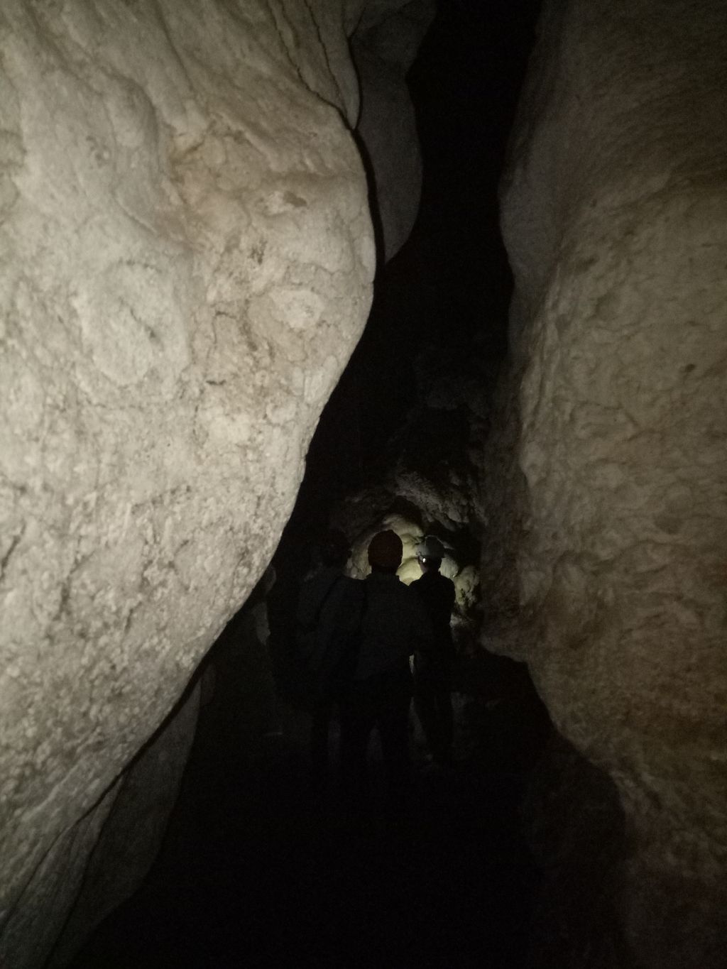 Wisatawan menyusuri lorong Goa Batu Cermin di Labuan Bajo, Kabupaten Manggarai Barat, NTT.