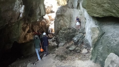 Wisatawan menyusuri lorong Goa Batu Cermin di Labuan Bajo, Kabupaten Manggarai Barat, NTT.