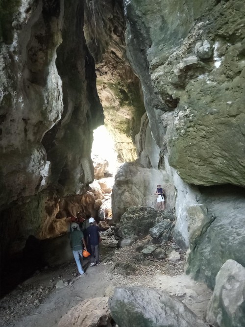 Wisatawan menyusuri lorong Goa Batu Cermin di Labuan Bajo, Kabupaten Manggarai Barat, NTT.