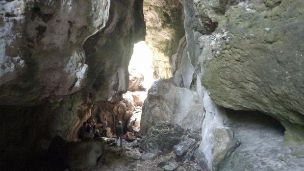 Wisatawan menyusuri lorong Goa Batu Cermin di Labuan Bajo, Kabupaten Manggarai Barat, NTT.