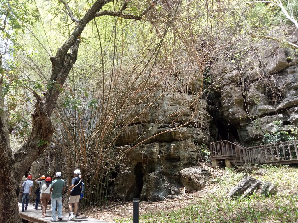 Wisatawan menyusuri lorong Goa Batu Cermin di Labuan Bajo, Kabupaten Manggarai Barat, NTT.