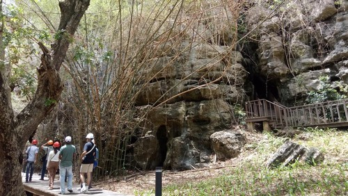 Wisatawan menyusuri lorong Goa Batu Cermin di Labuan Bajo, Kabupaten Manggarai Barat, NTT.