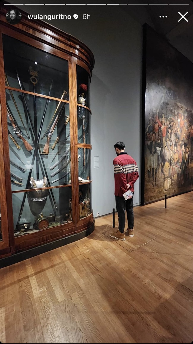 Selama di Belanda Wulan Guritno dan Sabda Ahessa tampak mengunjungi sejumlah tempat wisata, salah satunya museum. Dalam salah satu unggahan di Instagram Storynya terlihat Wulan yang sempat memotret Sabda dari belakang ketika tengah berada di salah satu museum di sana. Foto: Instagram/@wulanguritno