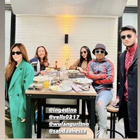 Tak dapat dipungkiri walau terpaut usia yang cukup jauh namun gaya dan penampilan Wulan memang tak kalah dan selalu bisa kompak dengan Sabda Ahessa. Lihat saja dalam foto yang satu ini, Wulan tampak begitu stylish mengenakan blazer panjang berwarna hijau dan sebuah kaca mata hitam. Foto: Instagram/@wulanguritno