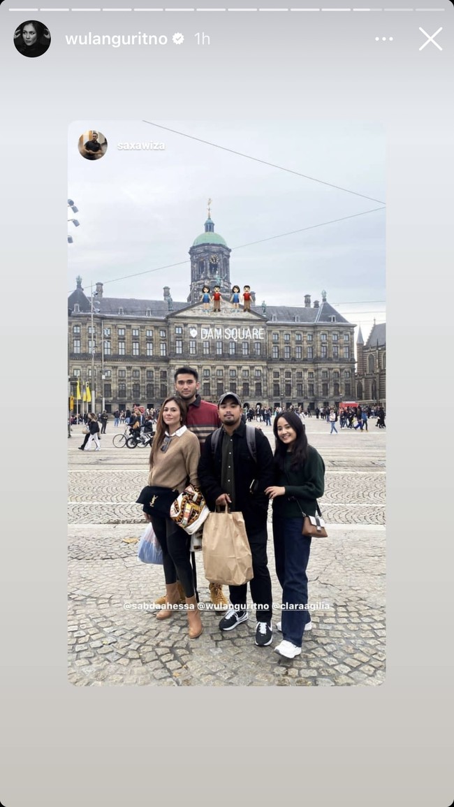 Pasangan tersebut juga tampak berfoto dengan beberapa sahabatnya saat berada di Dam Square. Selalu terlihat kompak dan mesra, Wulan Guritno dan Sabda Ahessa selalu lengket seolah tak terpisahkan. Foto: Instagram/@wulanguritno