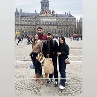 Pasangan tersebut juga tampak berfoto dengan beberapa sahabatnya saat berada di Dam Square. Selalu terlihat kompak dan mesra, Wulan Guritno dan Sabda Ahessa selalu lengket seolah tak terpisahkan. Foto: Instagram/@wulanguritno