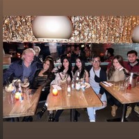 Saat di Belanda Wulan dan Sabda juga terlihat bertemu dengan para sahabatnya di sana. Begini potret mesra keduanya bersama para sahabat-sahabatnya. Foto: Instagram/@wulanguritno