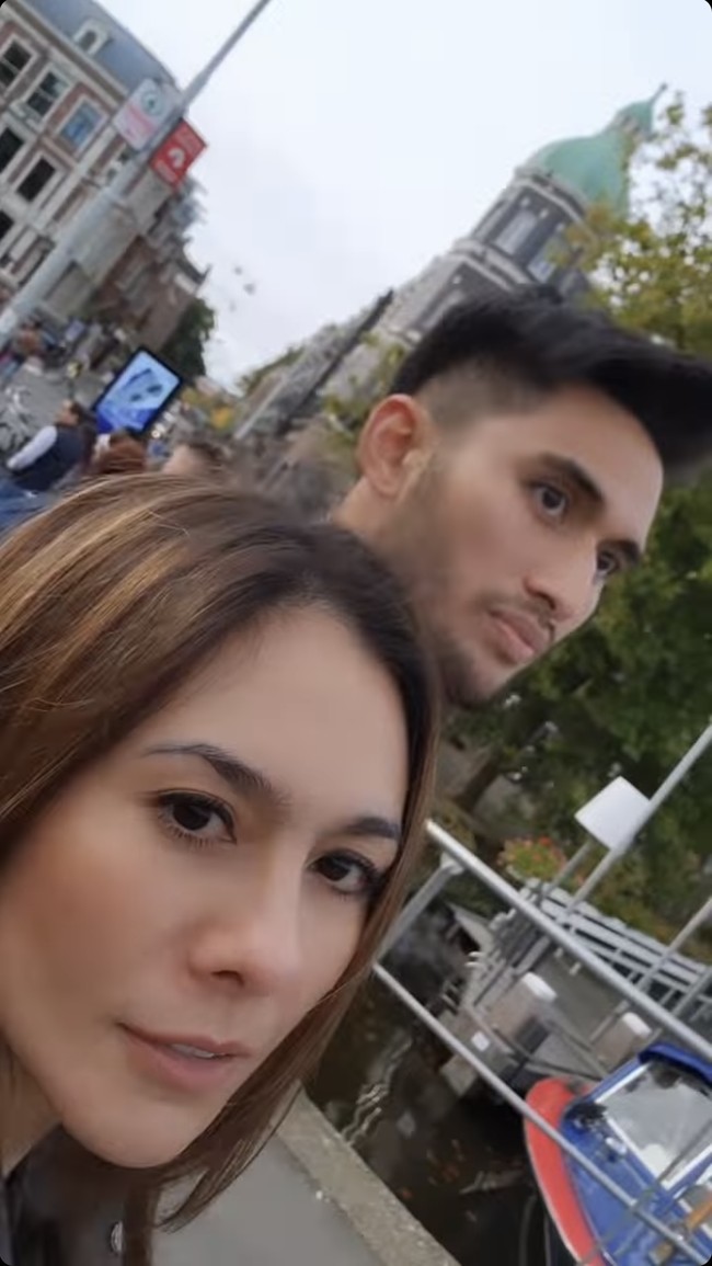 Melalui akun Instagram pribadinya, Wulan Guritno terlihat membagikan momen-momen dirinya saat sedang berlibur ke Belanda. Tak sendirian, Wulan tampak ditemani oleh kekasihnya, Sabda Ahessa. Foto: Instagram/@wulanguritno