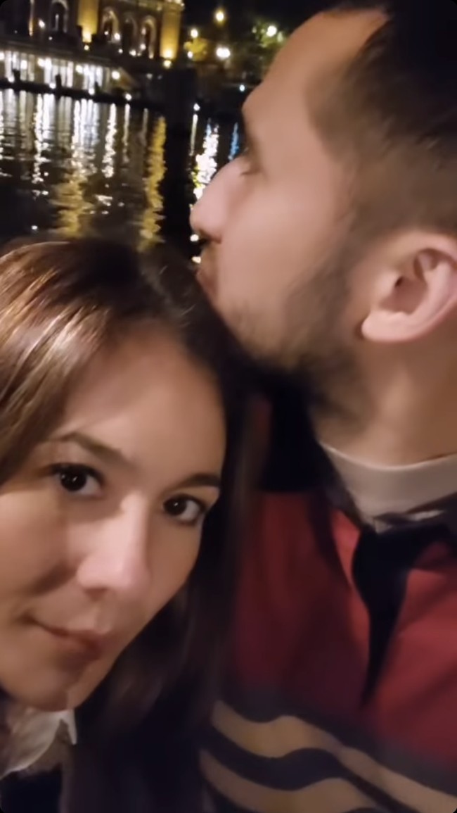 Bak pasangan yang sedang dimabuk asmara, gaya pacaran Wulan dan Sabda terlihat seperti ABG yang baru pacaran. Keduanya terlihat begitu mesra dan juga romantis. Foto: Instagram/@wulanguritno