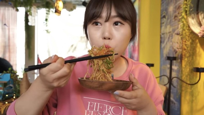 YouTuber Korea ketagihan makan nasi goreng, mie rica, dan bakso goreng.