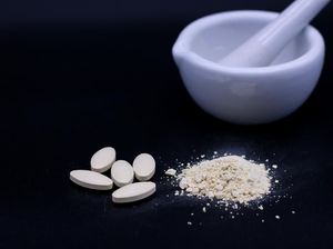 Obat Sirup Disetop, Amankah Anak Minum Tablet yang Digerus?