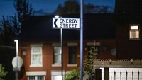 Sebuah tanda jalan untuk Energy Street berdiri di dekat rumah pada 10 Oktober 2022 di Manchester, Inggris.