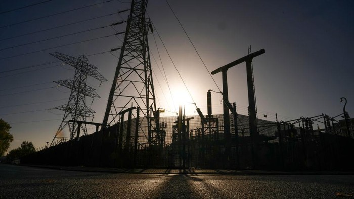 1434975757 MANCHESTER, ENGLAND - OCTOBER 19: Night time falls behind electricity pylons and a sub station on October 19, 2022 in Manchester, England. The British utility company, National Grid, said this week that UK households may face power cuts this winter for up to three hours at a time, if gas supplies run low. The UK relies heavily on gas to produce electricity, and gas supplies to Europe have been severely disrupted by the fallout from Russia's invasion of Ukraine (Photo by Christopher Furlong/Getty Images)