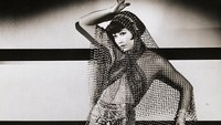 Di tahun 1929 film Eropa pertamanya adalah Piccadilly yang kemudian meledak. Di era film bersuara awal sekitar tahun 1930-an, Anna May Wong juga main di beberapa produksi seperti Daughter of the Dragon (1931) dan Daughter of Shanghai (1937) dan dengan Marlene Dietrich dalam Shanghai Express (1932). (Foto: Bettmann Archive/Bettmann)