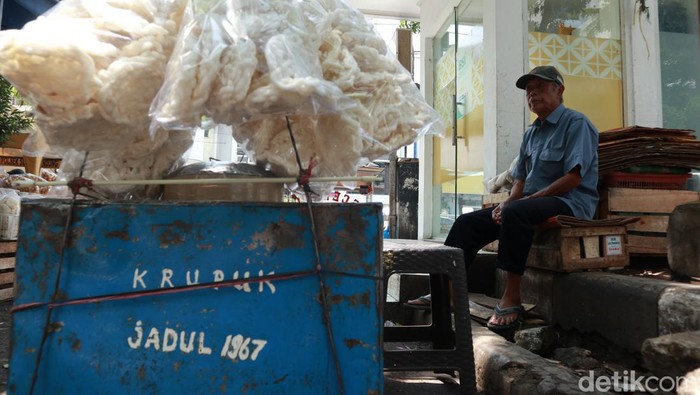 Aki Mukrim, penjual kerupuk jadul di Bandung.