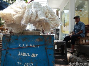 Kisah Penjual Kerupuk Jadul yang Masih Bekerja di Usia Senja