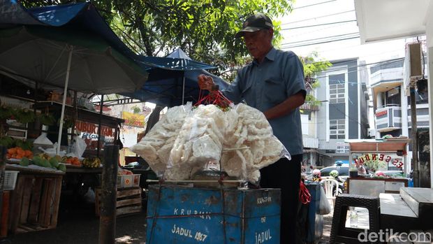 Aki Mukrim, penjual kerupuk jadul di Bandung.