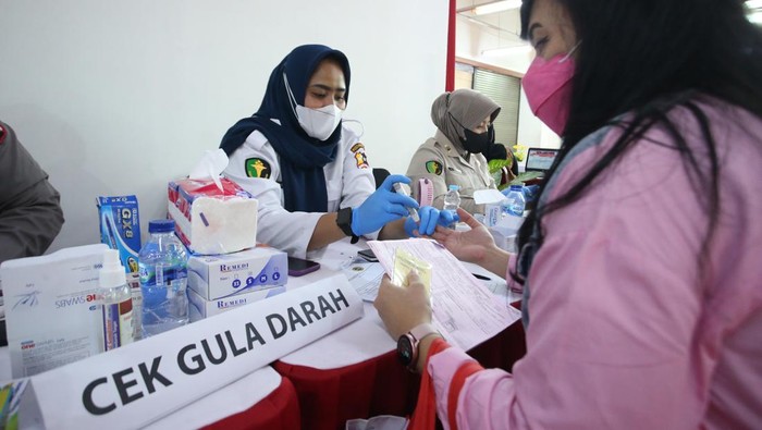 Palang Merah Indonesia DKI Jakarta bersama Lions Club District 307-B1 menyelenggarakan donor darah di Thamrin City, Jakarta, Kamis (20/10/2022). Acara tersebut bertujuan untuk menjemput bola dalam rangka 1000 kantong darah.