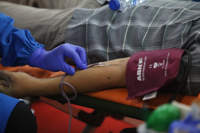 Palang Merah Indonesia DKI Jakarta bersama Lions Club District 307-B1 menyelenggarakan donor darah di Thamrin City, Jakarta, Kamis (20/10/2022). Acara tersebut bertujuan untuk menjemput bola dalam rangka 1000 kantong darah.