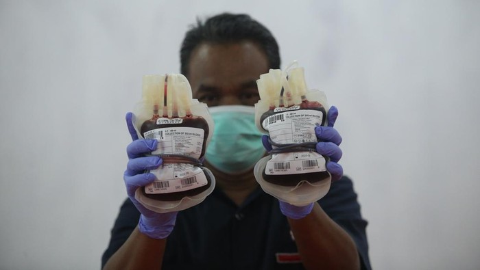 Palang Merah Indonesia DKI Jakarta bersama Lions Club District 307-B1 menyelenggarakan donor darah di Thamrin City, Jakarta, Kamis (20/10/2022). Acara tersebut bertujuan untuk menjemput bola dalam rangka 1000 kantong darah.