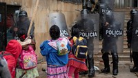 Ada juga yang memakai tas anak-anak mereka.