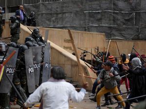 Video: Aksi Protes Dekat Kedubes AS di Bogota Ricuh, Demonstran Tembakkan Panah
