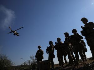 Tentara AS Viral Jajan Baso Tahu di Pinggir Jalan, Berapa Sih Gajinya?