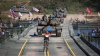 Seorang tentara Korea Selatan memandu tank-tank yang mengambil bagian dalam latihan operasi penyeberangan sungai bersama antara pasukan Korea Selatan dan AS, di Yeoju.