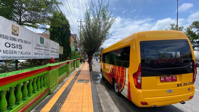 Angkutan Sekolah gratis Pemkab Klaten menunggu penumpang di depan kecamatan Klaten Selatan.