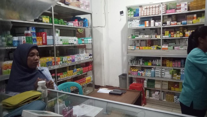 Apotek Mitra Jaya di Labuan Bajo mulai hentikan penjualan obat sirup.