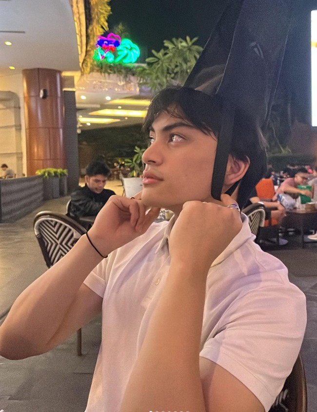 Arka Asmara sendiri baru saja lulus SMA dari sekolahnya, Mentari International School pada Juni lalu. Kini sudah berusia 16 tahun, penampilan Arka pun makin jadi sorotan. Tak sedikit yang jadi mengidolakannya karena memiliki paras yang tampan. Foto: Instagram