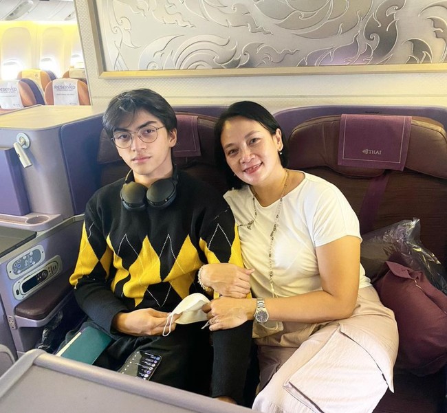 Baru-baru ini Arka terlihat berangkat liburan bersama sang ibu, Dian Nitami ke Bangkok, Thailand. Keduanya pun tampak mengabadikan momen saat mereka berada di dalam pesawat. Foto: Instagram