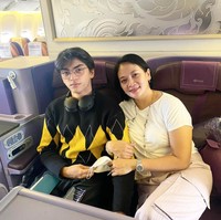 Baru-baru ini Arka terlihat berangkat liburan bersama sang ibu, Dian Nitami ke Bangkok, Thailand. Keduanya pun tampak mengabadikan momen saat mereka berada di dalam pesawat. Foto: Instagram