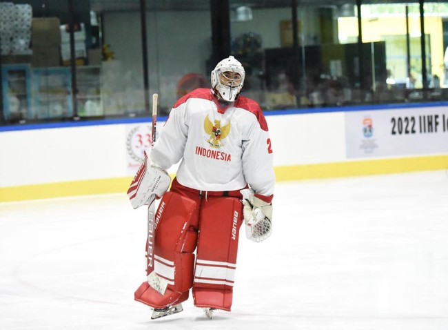 Tak hanya memiliki paras tampan, Arka rupanya juga merupakan atlet hoki es. Keberangkatannya baru-baru ini ke Thailand bersama sang bunda untuk mengikuti ‘ice hockey camp’. Foto: Instagram