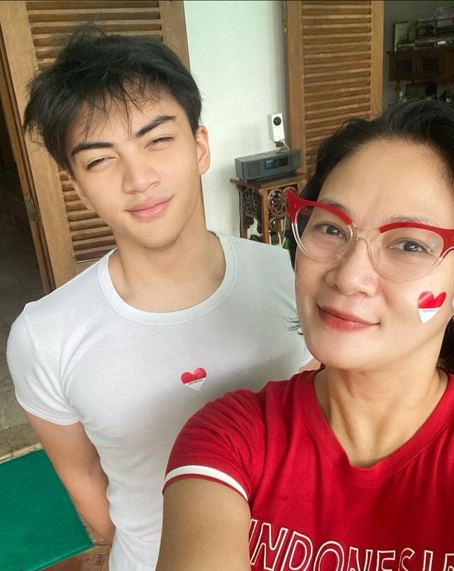 Melalui Instagram, Dian Nitami juga sering membagikan foto-foto kebersamaannya dengan Arka Asmara. Foto-foto unggahannya itu selalu dibanjiri kompentar pujian dari netizen yang menyebut Arka semakin tampan. Foto: Instagram