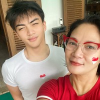 Melalui Instagram, Dian Nitami juga sering membagikan foto-foto kebersamaannya dengan Arka Asmara. Foto-foto unggahannya itu selalu dibanjiri kompentar pujian dari netizen yang menyebut Arka semakin tampan. Foto: Instagram