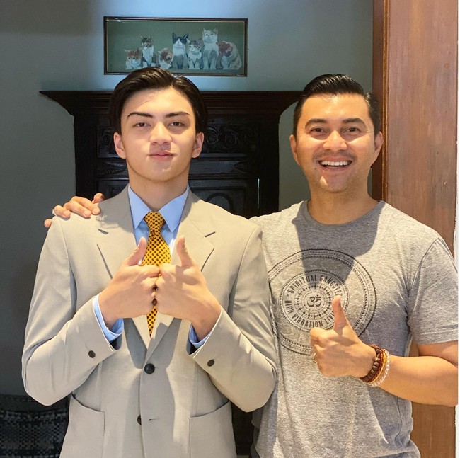 Berpose bersama sang ayah, Anjasmara, paras Arka dan ayahnya itu bak pinang di belah dua. Kalau menurutmu Arka lebih mirip dengan ibu atau ayahnya nih? Foto: Instagram