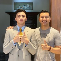 Berpose bersama sang ayah, Anjasmara, paras Arka dan ayahnya itu bak pinang di belah dua. Kalau menurutmu Arka lebih mirip dengan ibu atau ayahnya nih? Foto: Instagram