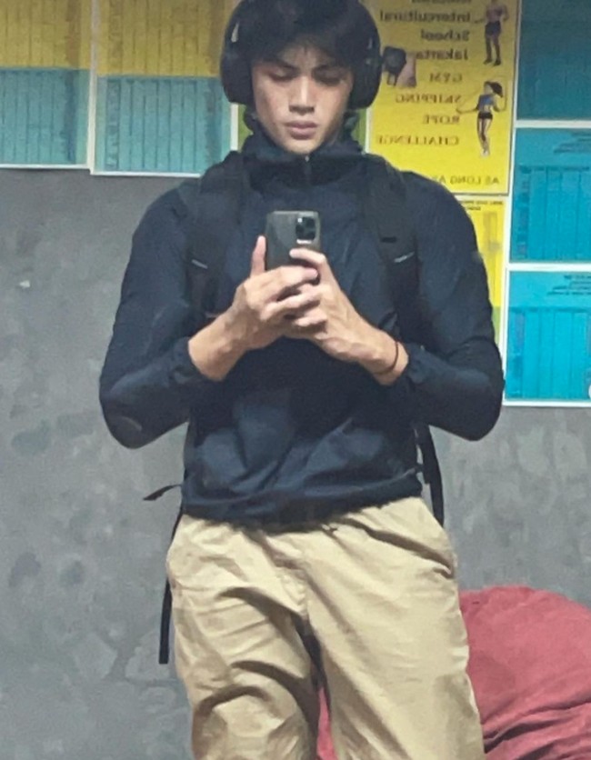 Anak kedua Anjasmara dan Dian Nitami berhasil mencuri atensi netizen melalui parasnya yang rupawan. Sudah semakin dewasa, penampilan Arka Asmara dipuji semakin tampan. Tak hanya itu saja, jika diperhatikan kini Arka juga memiliki badan yang lebih berotot, membuatnya jadi terlihat lebih macho. Foto: Instagram