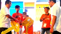 Direktur Utama Bank BTN Haru Koesmahargyo bersama Ketua Umum Ikatan Pedagang Pasar Indonesia (IKAPPI) secara simbolis memberikan kunci rumah kepada para pedagang pasar yang mendapatkan pembiayaan rumah melalui program KPR BP2BT di Jakarta, Kamis (20/10). Bank BTN siap memberikan pembiayaan rumah kepada para pedagang pasar yang saat ini jumlahnya mencapai 17 juta orang.
